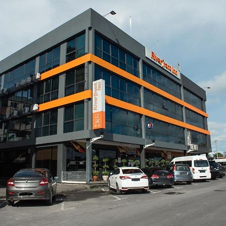 Capital O 90083 Riverfront Inn Bintulu Exterior photo