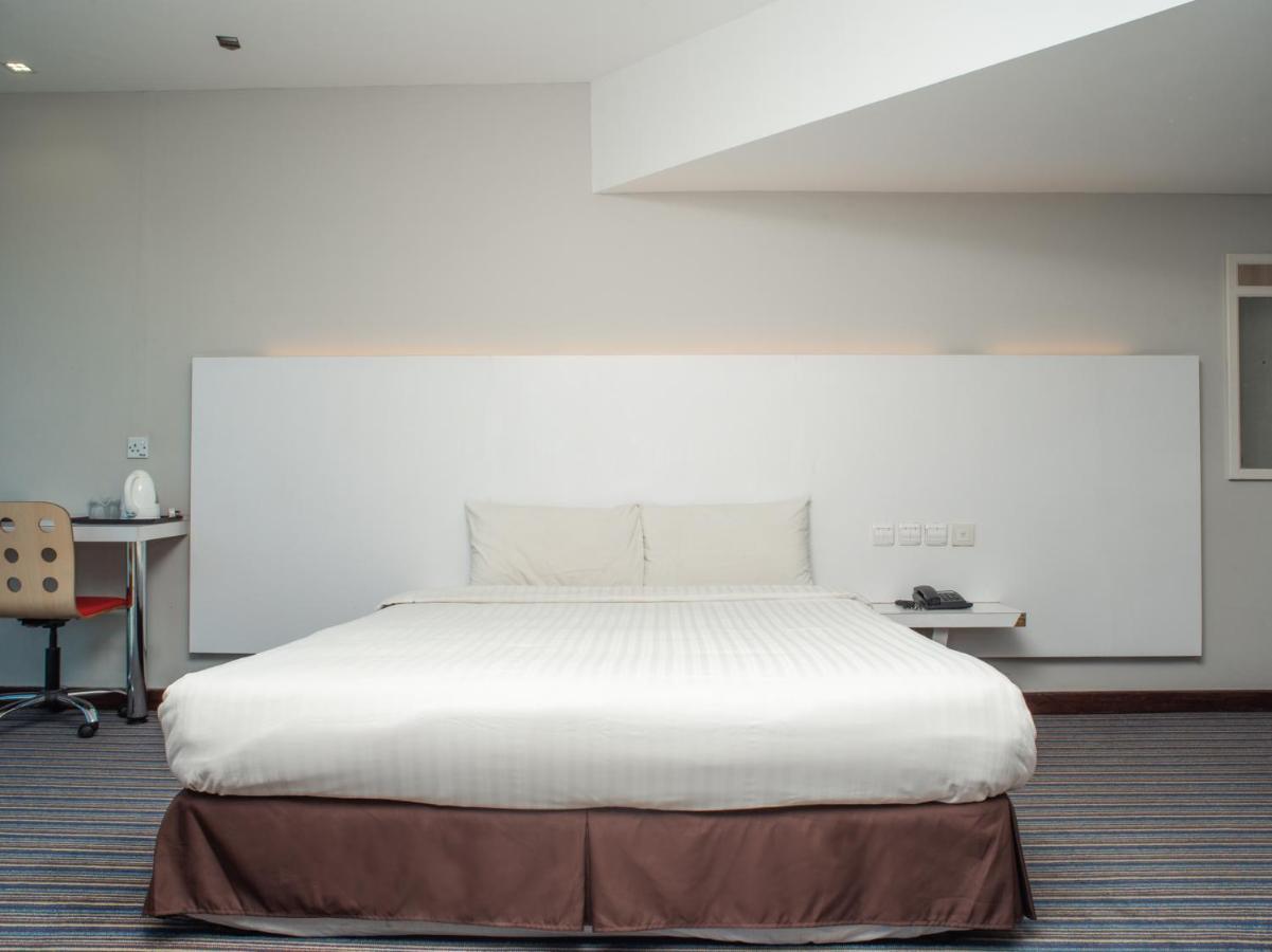 Capital O 90083 Riverfront Inn Bintulu Exterior photo
