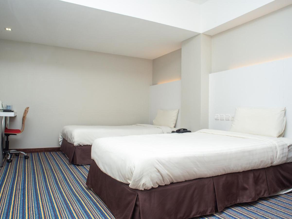 Capital O 90083 Riverfront Inn Bintulu Exterior photo