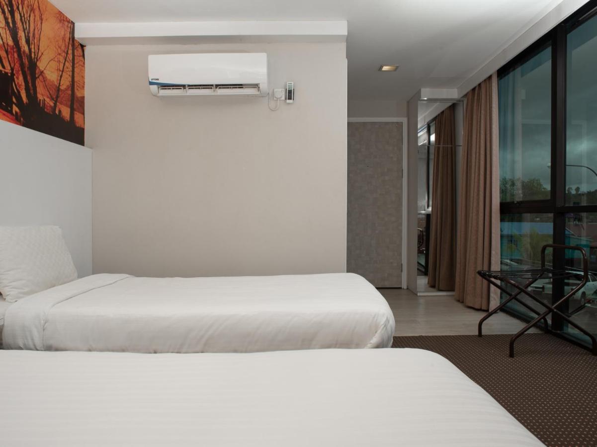 Capital O 90083 Riverfront Inn Bintulu Exterior photo